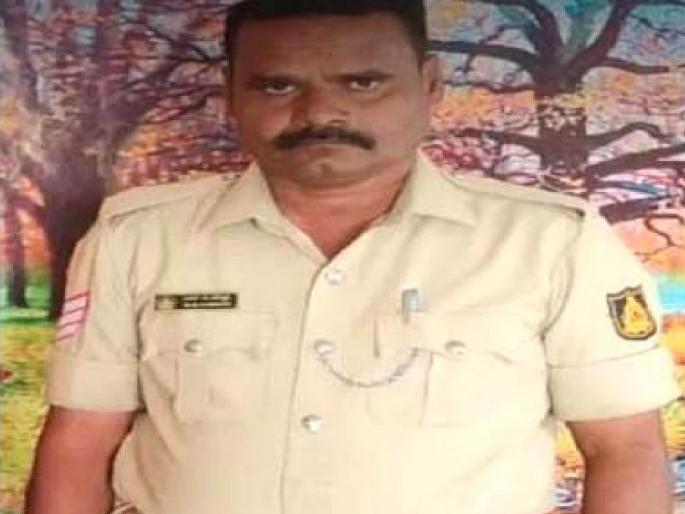 karnataka kalaburagi sand mafia truck crushes police constable to death | धक्कादायक! वाळू माफियांना तपासासाठी थांबवले म्हणून पोलिसाला ट्रकखाली चिरडले karnataka kalaburagi sand mafia truck crushes police constable to death | धक्कादायक! वाळू माफियांना तपासासाठी थांबवले म्हणून पोलिसाला ट्रकखाली चिरडले