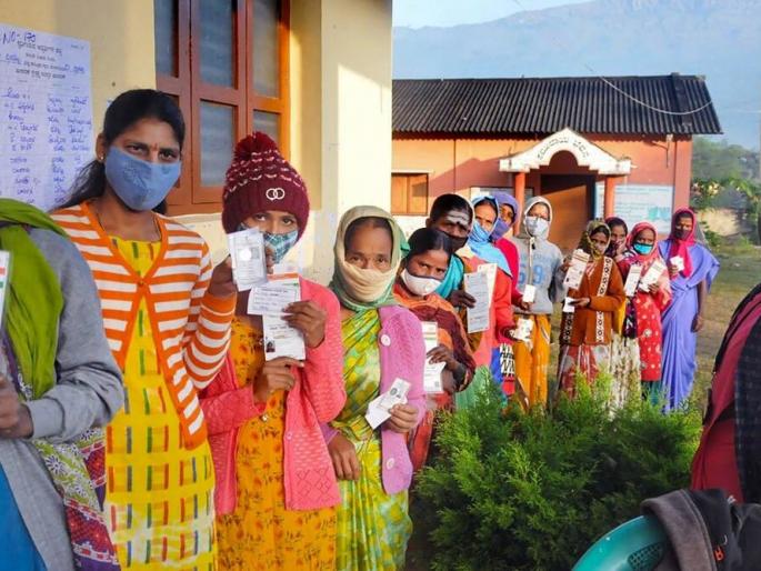 In Solapur district, the turnout increased in the afternoon; 70.10 per cent polling took place till 3.30 pm | सोलापूर जिल्ह्यात दुपारनंतर मतदानाचा टक्का वाढला; साडेतीनपर्यंत झाले ७०.१० टक्के मतदान In Solapur district, the turnout increased in the afternoon; 70.10 per cent polling took place till 3.30 pm | सोलापूर जिल्ह्यात दुपारनंतर मतदानाचा टक्का वाढला; साडेतीनपर्यंत झाले ७०.१० टक्के मतदान