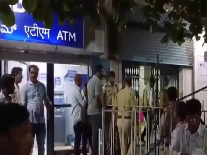 Robbery at SBI Bank; 21 crores looted, 20 kg gold also taken and fled | एसबीआय बँकेवर दरोडा; २१ कोटींचा ऐवज लुटला, २० किलो सोनेही घेत काढला पळ Robbery at SBI Bank; 21 crores looted, 20 kg gold also taken and fled | एसबीआय बँकेवर दरोडा; २१ कोटींचा ऐवज लुटला, २० किलो सोनेही घेत काढला पळ