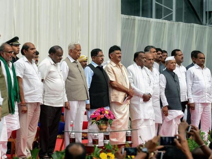 karnataka cabinet angry congress mla likely to join bjp | कर्नाटकमधील असंतुष्ट काँग्रेस आमदार भाजपाच्या संपर्कात; मंत्रिपदं न मिळाल्यानं नाराज karnataka cabinet angry congress mla likely to join bjp | कर्नाटकमधील असंतुष्ट काँग्रेस आमदार भाजपाच्या संपर्कात; मंत्रिपदं न मिळाल्यानं नाराज
