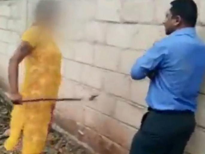 Bank manager seeks sex for granting loan beaten up by woman in full public | Video: कर्जासाठी शरीरसुखाची मागणी करणाऱ्या बँक मॅनेजरला महिलेनं भर रस्त्यात चोपलं!