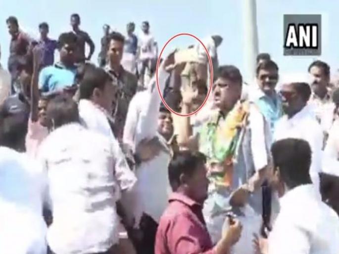 video-karnataka-minister-dk-shivakumar-slaps-away-phone-of-a-man-who-was-trying-taking-a-selfie | VIDEO : कार्यकर्ता सेल्फीसाठी आला अन् मंत्र्यांनी लगावली चपराक video-karnataka-minister-dk-shivakumar-slaps-away-phone-of-a-man-who-was-trying-taking-a-selfie | VIDEO : कार्यकर्ता सेल्फीसाठी आला अन् मंत्र्यांनी लगावली चपराक