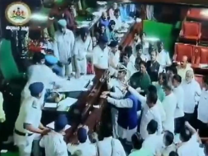 Suspension of 10 BJP MLAs! The Karnataka assembly itself tore up copies of the bills and threw them at the vice president | भाजपच्या १० आमदारांचे निलंबन! कर्नाटक विधानसभेत विधेयकांच्या प्रती फाडून उपाध्यक्षांवर फेकल्या Suspension of 10 BJP MLAs! The Karnataka assembly itself tore up copies of the bills and threw them at the vice president | भाजपच्या १० आमदारांचे निलंबन! कर्नाटक विधानसभेत विधेयकांच्या प्रती फाडून उपाध्यक्षांवर फेकल्या