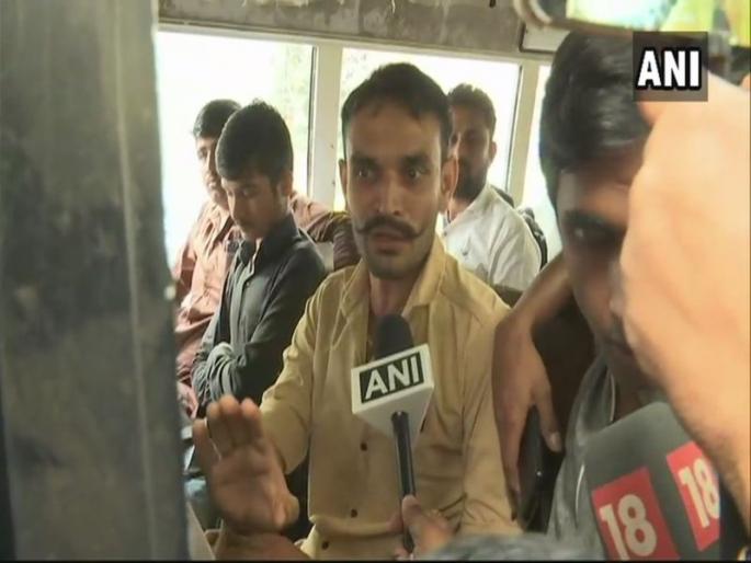 Padmavat : Karni Sena workers detained by Police while they were protesting outside Central Board Of Film Certification | मुंबई : 'पद्मावत' सिनेमाविरोधात सेन्सॉर बोर्डाच्या कार्यालयाबाहेर निदर्शनं करणारे करणी सेनेचे कार्यकर्ते पोलिसांच्या ताब्यात Padmavat : Karni Sena workers detained by Police while they were protesting outside Central Board Of Film Certification | मुंबई : 'पद्मावत' सिनेमाविरोधात सेन्सॉर बोर्डाच्या कार्यालयाबाहेर निदर्शनं करणारे करणी सेनेचे कार्यकर्ते पोलिसांच्या ताब्यात