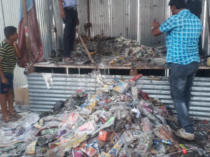 Fire cracker stall in Karnik city, Solapur | सोलापुरातील कर्णिक नगरातील फटाके स्टॉलला लागली आग Fire cracker stall in Karnik city, Solapur | सोलापुरातील कर्णिक नगरातील फटाके स्टॉलला लागली आग