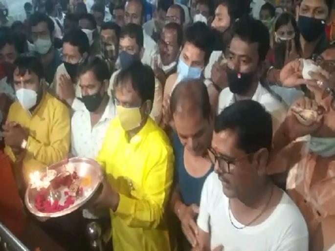 Navratra : Praising the gods, the doors of all the temples were opened | देवतांचा जयजयकार करीत सर्व मंदिरांचे दरवाजे उघडले Navratra : Praising the gods, the doors of all the temples were opened | देवतांचा जयजयकार करीत सर्व मंदिरांचे दरवाजे उघडले