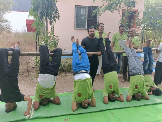 The victimized wives celebrated the Men's Rights Day by doing Shirshasan | 'आमच्यावरील अन्याय थांबवा'; पत्नीपीडितांनी शिर्षासन करीत केला पुरुष हक्क दिन साजरा