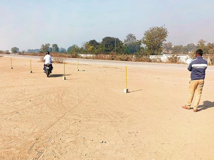 Ride a bike on a dirt track and get a license | मातीच्या ट्रॅकवर दुचाकी चालवून दाखवा आणि लायसन्स मिळवा Ride a bike on a dirt track and get a license | मातीच्या ट्रॅकवर दुचाकी चालवून दाखवा आणि लायसन्स मिळवा