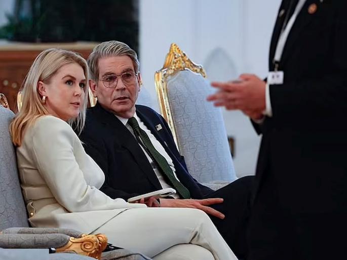 Operation Sindoor White House Press Secretary karoline leavitt Meets Kashmiri Waiter in Qatar; Tells her to 'Thank You' to Trump on stopping India pakistan war | म्हणे, व्हाईट हाऊसच्या प्रेस सचिवांना कतारमध्ये काश्मिरी वेटर भेटला; 'ट्रम्पना थँक्यू सांगा' म्हणाला... Operation Sindoor White House Press Secretary karoline leavitt Meets Kashmiri Waiter in Qatar; Tells her to 'Thank You' to Trump on stopping India pakistan war | म्हणे, व्हाईट हाऊसच्या प्रेस सचिवांना कतारमध्ये काश्मिरी वेटर भेटला; 'ट्रम्पना थँक्यू सांगा' म्हणाला...