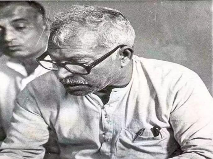 Lalu Prasad Yadav-Nitish Kumar's mentor, famous for his simplicity, was Karpuri Thakur | लालू-नितीश कुमारांचे गुरू, साधेपणासाठी होते प्रसिद्ध, कोण होते कर्पुरी ठाकूर Lalu Prasad Yadav-Nitish Kumar's mentor, famous for his simplicity, was Karpuri Thakur | लालू-नितीश कुमारांचे गुरू, साधेपणासाठी होते प्रसिद्ध, कोण होते कर्पुरी ठाकूर