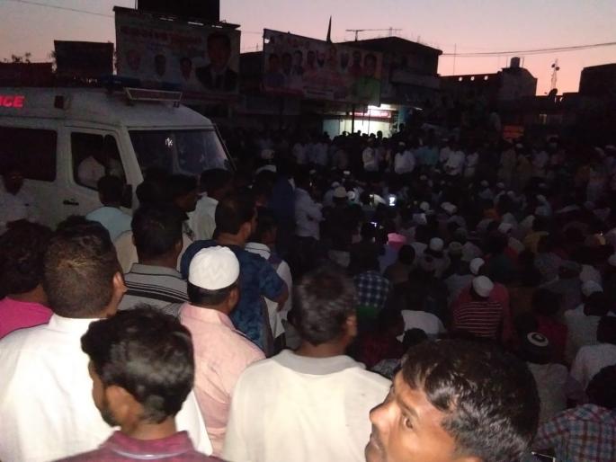 The road to the debt crisis continues: The agitators protest on the demands: Guardian minister has not been able to revoke | कर्जतमधील रास्तारोको सुरूच : आंदोलनकर्ते मागण्यांवर ठाम : पालकमंत्री फिरकलेच नाहीत