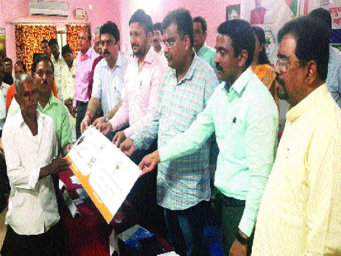 E-card to beneficiaries of Public Health Scheme | जनआरोग्य योजनेतील लाभार्थींना ई-कार्ड E-card to beneficiaries of Public Health Scheme | जनआरोग्य योजनेतील लाभार्थींना ई-कार्ड