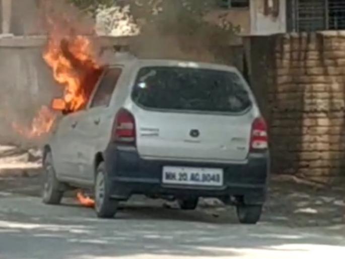 Abridged car took place in the center of the stomach | भर रस्त्यात उभ्या कारने घेतला पेट Abridged car took place in the center of the stomach | भर रस्त्यात उभ्या कारने घेतला पेट