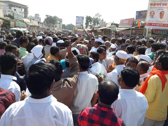 Movement in Karjat: The Statewide agitation on January 3 | कर्जतमध्ये आंदोलन चिघळले : धक्काबुक्की, दगडफेक : ३ जानेवारीला राज्यव्यापी आंदोलन Movement in Karjat: The Statewide agitation on January 3 | कर्जतमध्ये आंदोलन चिघळले : धक्काबुक्की, दगडफेक : ३ जानेवारीला राज्यव्यापी आंदोलन