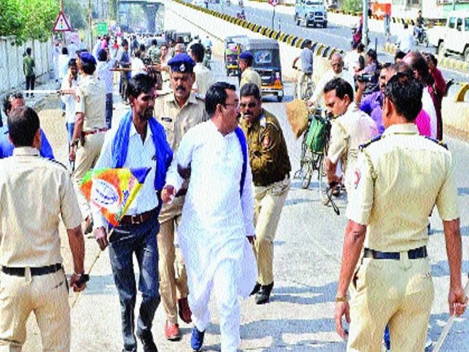 Composite response to Maharashtra Bandh, stone-throw to Solapur | महाराष्ट्र बंदला संमिश्र प्रतिसाद, सोलापूरला दगडफेक Composite response to Maharashtra Bandh, stone-throw to Solapur | महाराष्ट्र बंदला संमिश्र प्रतिसाद, सोलापूरला दगडफेक