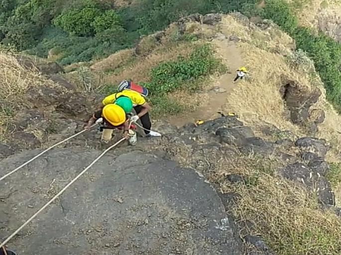 The eight-year-old kartik Lingana Fort | अवघ्या आठ वर्षांच्या चिमुरड्याने सर केला लिंगाणा किल्ला The eight-year-old kartik Lingana Fort | अवघ्या आठ वर्षांच्या चिमुरड्याने सर केला लिंगाणा किल्ला