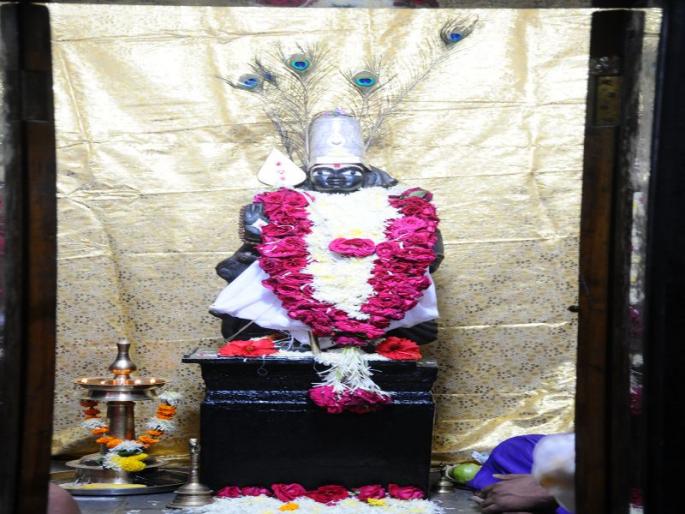 Kartik Swamy Temple performing the puja | जळगावात पुण्यकाळात दर्शनासाठी कार्तिक स्वामी मंदिर गजबजले