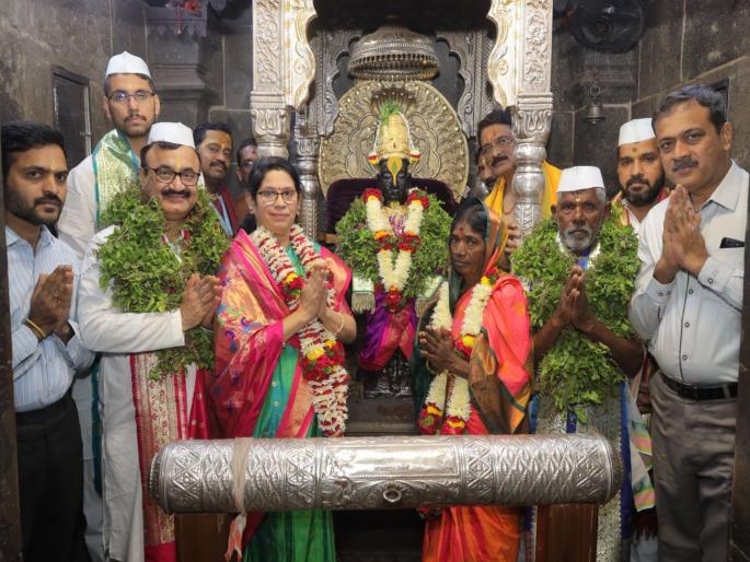 On the occasion of Kartiki Ekadashi, Vitthal Rukmini's official Mahapuja in excitement; Manache Warkari of Latur district  | कार्तिकी एकादशीनिमित्त विठ्ठल रुक्मिणीची शासकीय महापूजा उत्साहात; मानाचे वारकरी लातूर जिल्ह्यातील  On the occasion of Kartiki Ekadashi, Vitthal Rukmini's official Mahapuja in excitement; Manache Warkari of Latur district  | कार्तिकी एकादशीनिमित्त विठ्ठल रुक्मिणीची शासकीय महापूजा उत्साहात; मानाचे वारकरी लातूर जिल्ह्यातील