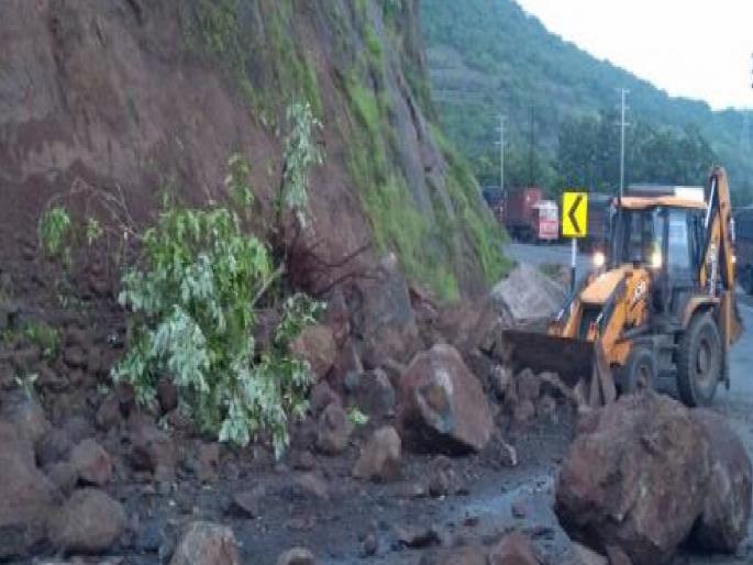 Landslide in Karul Ghat Two-way traffic resumes after 20 hours | Sindhudurg: करुळ घाटात दरड कोसळली; २० तासांनंतर दुहेरी वाहतूक सुरू Landslide in Karul Ghat Two-way traffic resumes after 20 hours | Sindhudurg: करुळ घाटात दरड कोसळली; २० तासांनंतर दुहेरी वाहतूक सुरू