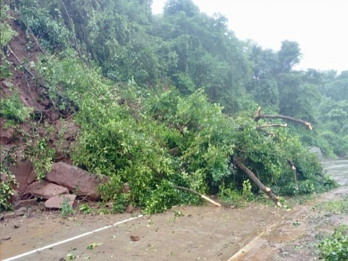 Landslide in Karul Ghat, traffic was disrupted for an hour | Sindhudurg: करूळ घाटात दरड कोसळली, तासभर ठप्प झाली होती वाहतूक Landslide in Karul Ghat, traffic was disrupted for an hour | Sindhudurg: करूळ घाटात दरड कोसळली, तासभर ठप्प झाली होती वाहतूक