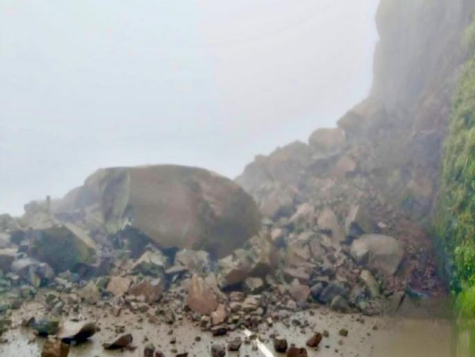 Landslide in Karul Ghat traffic disrupted | Sindhudurg: करुळ घाटात दरड कोसळली, वाहतूक ठप्प; परतीच्या प्रवासातील गणेशभक्तांना बसला फटका Landslide in Karul Ghat traffic disrupted | Sindhudurg: करुळ घाटात दरड कोसळली, वाहतूक ठप्प; परतीच्या प्रवासातील गणेशभक्तांना बसला फटका