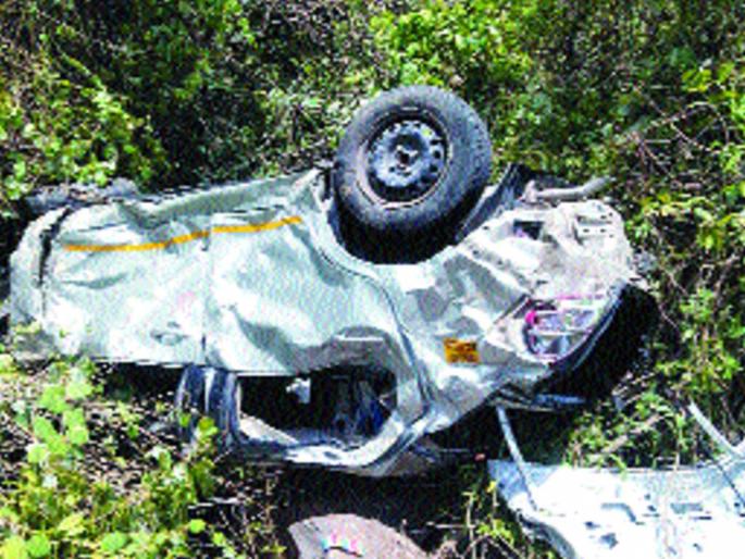 Car collapsed in the valley of Karal Ghat | करुळ घाटातील दरीत कार कोसळली Car collapsed in the valley of Karal Ghat | करुळ घाटातील दरीत कार कोसळली