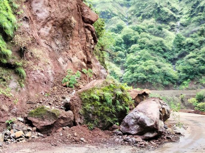 new concrete road along with the protective wall at karul ghat has been vanished | करुळ घाटातील संरक्षक भिंतीसह कॉंक्रीटचा नवीन रस्ता गेला वाहून