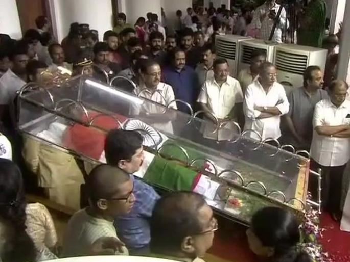 Controversy Over Karunanidhi Burial AIADMK Denies Space at Marina Beach | Karunanidhi Death Update: ...म्हणून करुणानिधींच्या समाधी स्थळावरुन होतोय वाद Controversy Over Karunanidhi Burial AIADMK Denies Space at Marina Beach | Karunanidhi Death Update: ...म्हणून करुणानिधींच्या समाधी स्थळावरुन होतोय वाद