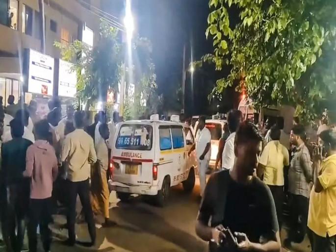 Ambulance driver who took the injured to the hospital during the stampede at actor Vijay rally has been questioned | 'त्यांनी मला तुला कोणी पाठवलं विचारलं आणि मारलं'; करूर चेंगराचेंगरीत रुग्णवाहिका चालकांवर हल्ला, पोलिसांकडून चौकशी