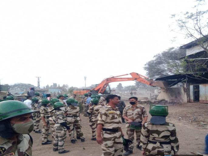 Action against unauthorized constructions, paper sheds; Road closed by businessmen in Kudalwadi | अनधिकृत बांधकामे, पत्राशेडवरील कारवाई; कुदळवाडीतील व्यावसायिकांकडून रस्ता बंद  Action against unauthorized constructions, paper sheds; Road closed by businessmen in Kudalwadi | अनधिकृत बांधकामे, पत्राशेडवरील कारवाई; कुदळवाडीतील व्यावसायिकांकडून रस्ता बंद