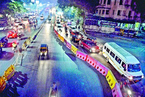 Curved road traffic on the Karve road | कर्वे रस्त्यावर चक्राकार वाहतुकीने गोंधळ Curved road traffic on the Karve road | कर्वे रस्त्यावर चक्राकार वाहतुकीने गोंधळ