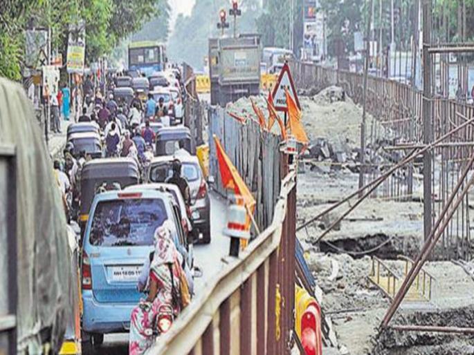 Metro contributes to ttraffic problems solved in Pune | पुण्यातील वाहतूककोंडी भेदण्याला मेट्रोचा हातभार : निवृत्त अधिकाऱ्यांची नियुक्ती Metro contributes to ttraffic problems solved in Pune | पुण्यातील वाहतूककोंडी भेदण्याला मेट्रोचा हातभार : निवृत्त अधिकाऱ्यांची नियुक्ती