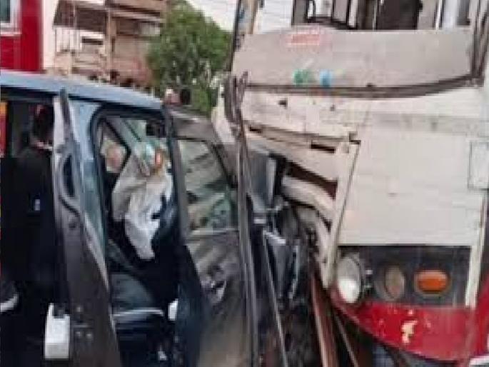 One killed in head-on accident between bus and car at Karwanchiwadi in Ratnagiri | रत्नागिरीत बस-कारची समोरासमोर धडक; अपघातात तरुण ठार, चौघे जखमी