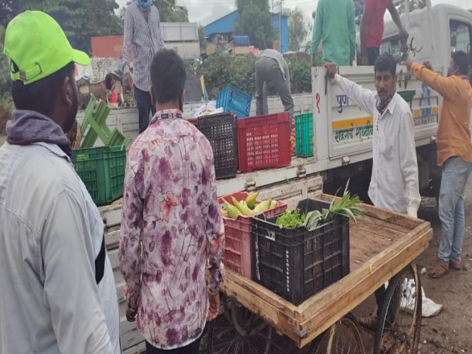 Action against vegetable sellers by encroachment department on Sinhagad road; Disputes between sellers and and officers | सिंहगड रस्त्यावर अतिक्रमण विभागाकडून भाजी विक्रेत्यांवर कारवाई; विक्रेते व अधिकाऱ्यांमध्ये वादावादी  Action against vegetable sellers by encroachment department on Sinhagad road; Disputes between sellers and and officers | सिंहगड रस्त्यावर अतिक्रमण विभागाकडून भाजी विक्रेत्यांवर कारवाई; विक्रेते व अधिकाऱ्यांमध्ये वादावादी