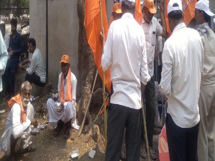 Exercise of leaders while taking care of workers, Biryani, cold drinks are served at the rally | कार्यकर्त्यांना सांभाळताना नेत्यांची सत्त्वपरीक्षा; रॅलीमध्ये बिर्याणी, शीतपेयांची तजवीज, प्रमुखांसाठी एसी मोटारी Exercise of leaders while taking care of workers, Biryani, cold drinks are served at the rally | कार्यकर्त्यांना सांभाळताना नेत्यांची सत्त्वपरीक्षा; रॅलीमध्ये बिर्याणी, शीतपेयांची तजवीज, प्रमुखांसाठी एसी मोटारी