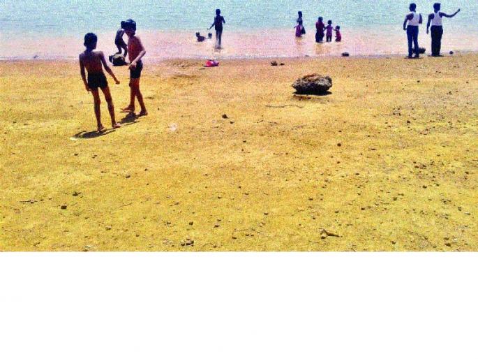Mother, I want to go swimming. The crowd of tourists - Cass Lake grew up with children | आई मला पोहायला जायचंय.. पर्यटकांची गर्दी -कास तलाव बालचमूंनी बहरला Mother, I want to go swimming. The crowd of tourists - Cass Lake grew up with children | आई मला पोहायला जायचंय.. पर्यटकांची गर्दी -कास तलाव बालचमूंनी बहरला