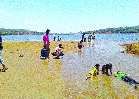 Satara: The work to increase the height of the new Kass dam has started on the war-footing | सातारा : नवीन कास धरणाची उंची वाढविण्याचे काम युद्धपातळीवर सुरू