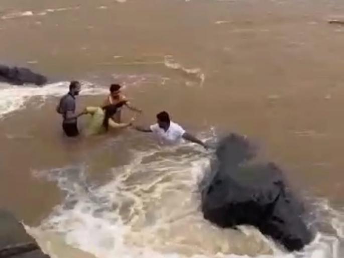 The woman slipped and fell into the river while taking selfie, survived in dahanu | सेल्फीचा नाद जीवावर बेतता बेतता राहिला! महिला पाय घसरून नदीत पडली, वाचली The woman slipped and fell into the river while taking selfie, survived in dahanu | सेल्फीचा नाद जीवावर बेतता बेतता राहिला! महिला पाय घसरून नदीत पडली, वाचली