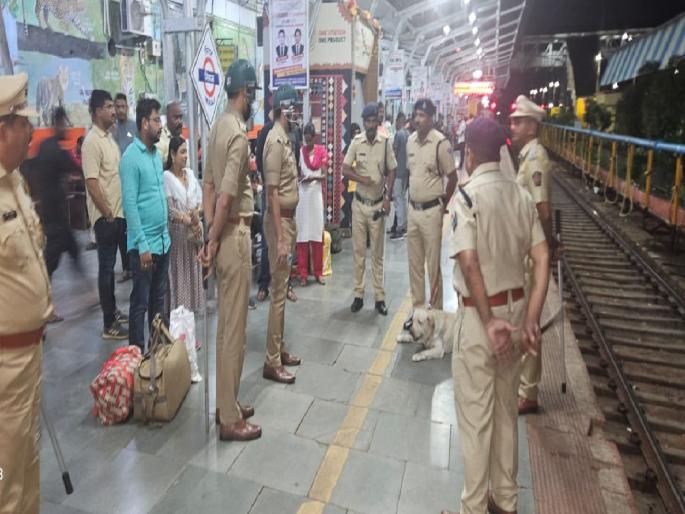 Preliminary investigation revealed that Riyaz Kasab had threatened to blow up the railway station with RDX by calling the Sangli city police station | आणखी एक ‘कसाब’ बॉम्बहल्ल्याची धमकी देतो तेव्हा.. Preliminary investigation revealed that Riyaz Kasab had threatened to blow up the railway station with RDX by calling the Sangli city police station | आणखी एक ‘कसाब’ बॉम्बहल्ल्याची धमकी देतो तेव्हा..
