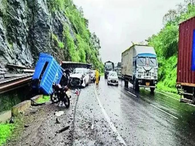 Truck, pickup and car collide; 27 injured in three-vehicle accident in Kasara | ट्रक, पिकअप व कारची धडक; कसाऱ्यात तीन वाहनांच्या अपघातात २७ जण जखमी Truck, pickup and car collide; 27 injured in three-vehicle accident in Kasara | ट्रक, पिकअप व कारची धडक; कसाऱ्यात तीन वाहनांच्या अपघातात २७ जण जखमी
