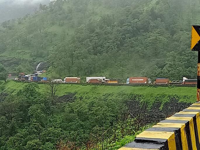 kasara Ghat shattered 10 hours, stressing police administration | कसारा घाट 10 तास विस्कळीत, पोलीस प्रशासनावर ताण 