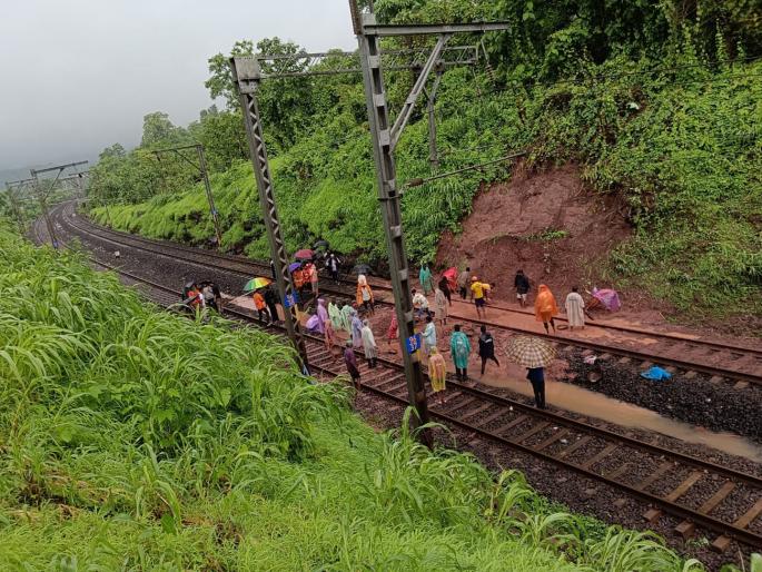 Life disrupted due to rain Kalyan Kasara train service stopped for 3 hours | पावसामुळे जनजीवन विस्कळीत; कल्याण-कसारा रेल्वे सेवा ३ तासांपासून ठप्प Life disrupted due to rain Kalyan Kasara train service stopped for 3 hours | पावसामुळे जनजीवन विस्कळीत; कल्याण-कसारा रेल्वे सेवा ३ तासांपासून ठप्प
