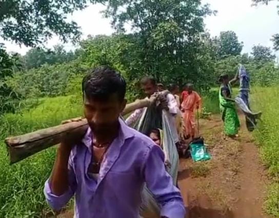 no road no health center nearby a pregnant mother gave birth on the road while being carried in a doli during heavy rains | रस्ता नाही, आरोग्य उपकेंद्र जवळ नाही; भरपावसात गरोदर मातेला डोलीतून घेऊन जाताना रस्त्यात झाली प्रसूती no road no health center nearby a pregnant mother gave birth on the road while being carried in a doli during heavy rains | रस्ता नाही, आरोग्य उपकेंद्र जवळ नाही; भरपावसात गरोदर मातेला डोलीतून घेऊन जाताना रस्त्यात झाली प्रसूती