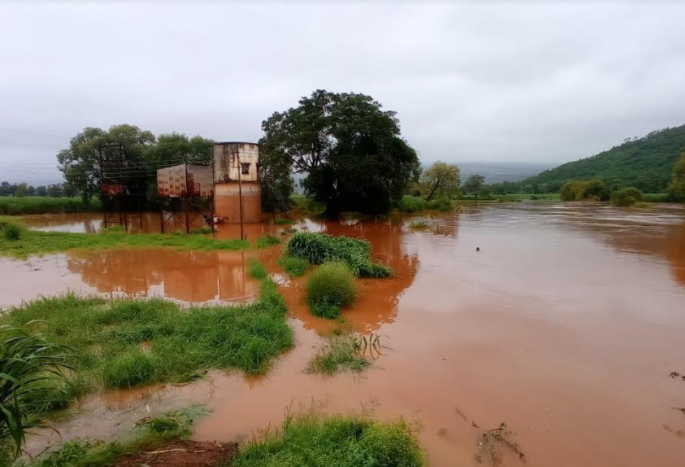 The water of Kasari river is out of character due to incessant rains | संततधार पावसाने कासारी नदीचे पाणी पात्राबाहेर