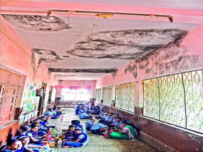 No toilets in the school of smart city | स्मार्ट सिटीतील शाळेत अद्याप नाही स्वच्छतागृह No toilets in the school of smart city | स्मार्ट सिटीतील शाळेत अद्याप नाही स्वच्छतागृह