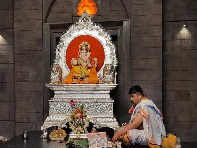 Kasba Ganapati seated on a silver throne; Installation of the first kasaba Ganapati of Mana | चांदीच्या सिंहासनावर कसबा गणपती विराजमान; मानाच्या पहिल्या कसबा गणपतीची प्रतिष्ठापना Kasba Ganapati seated on a silver throne; Installation of the first kasaba Ganapati of Mana | चांदीच्या सिंहासनावर कसबा गणपती विराजमान; मानाच्या पहिल्या कसबा गणपतीची प्रतिष्ठापना