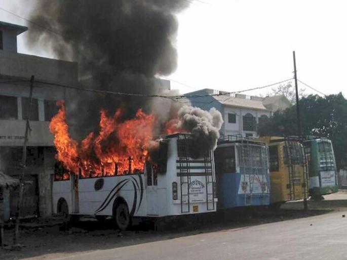 Kasganj riots; The threat of the youth who was killed in the violence was threatened | कासगंज दंगल; हिंसाचारात मारल्या गेलेल्या तरुणाच्या वडिलांना धमकी