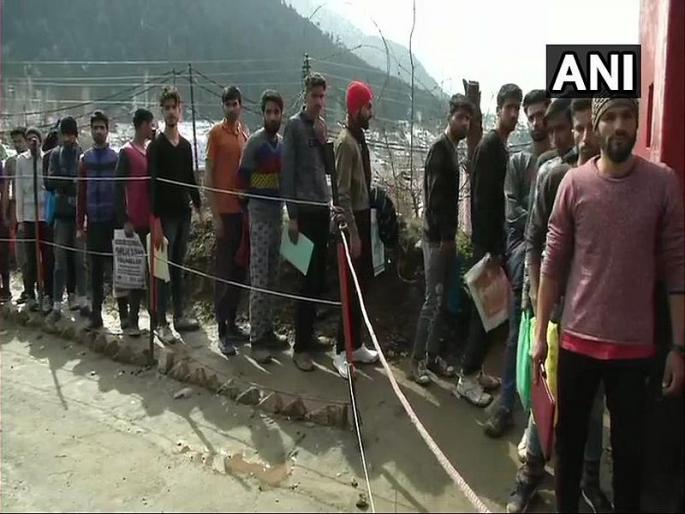 Jammu & Kashmir Several Kashmiri youth take part in an army recruitment drive for 111 vacancies | Video - काश्मीरमधील तरुणांना लष्करात जायचंय; 111 जागांसाठी तब्बल 2500 अर्ज