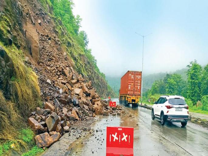 A landslide occurred on the connecting road of the Kashedi tunnel on the Mumbai Goa highway | Ratnagiri: कशेडी बोगद्याच्या नवीन मार्गावर पुन्हा दरड कोसळल्याने अडथळा A landslide occurred on the connecting road of the Kashedi tunnel on the Mumbai Goa highway | Ratnagiri: कशेडी बोगद्याच्या नवीन मार्गावर पुन्हा दरड कोसळल्याने अडथळा