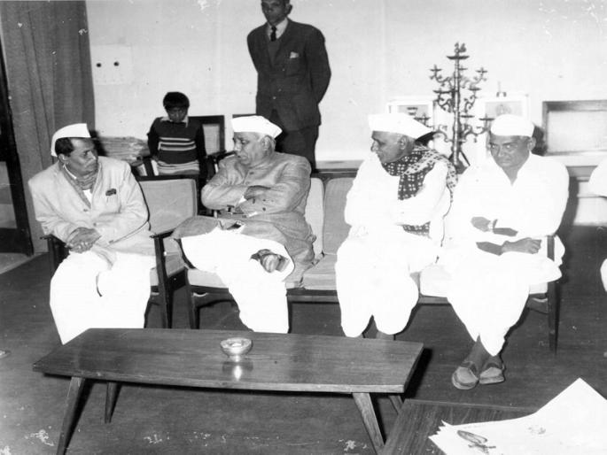 Pawar is the chief minister to Pawar | पवारांना मुख्यमंत्री करणारे पवार Pawar is the chief minister to Pawar | पवारांना मुख्यमंत्री करणारे पवार